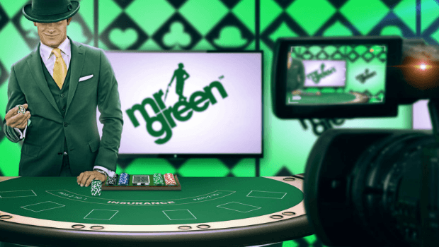 Vihreään pukeutunut mies pelipöydän ääressä